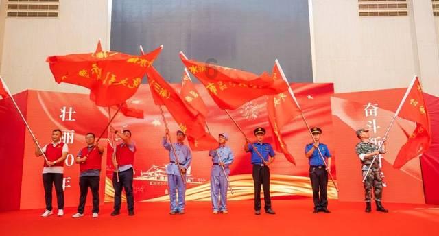 救援秀气的男孩